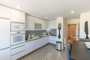 Refrigerador, microondas, horno y lavavajillas 