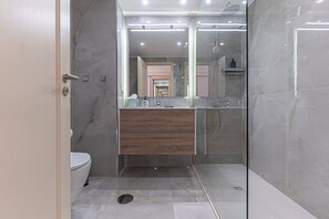 Douche, sèche-cheveux, serviettes fournies