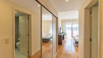 Een bureau, een strijkplank/strijkijzer, internet, beddengoed