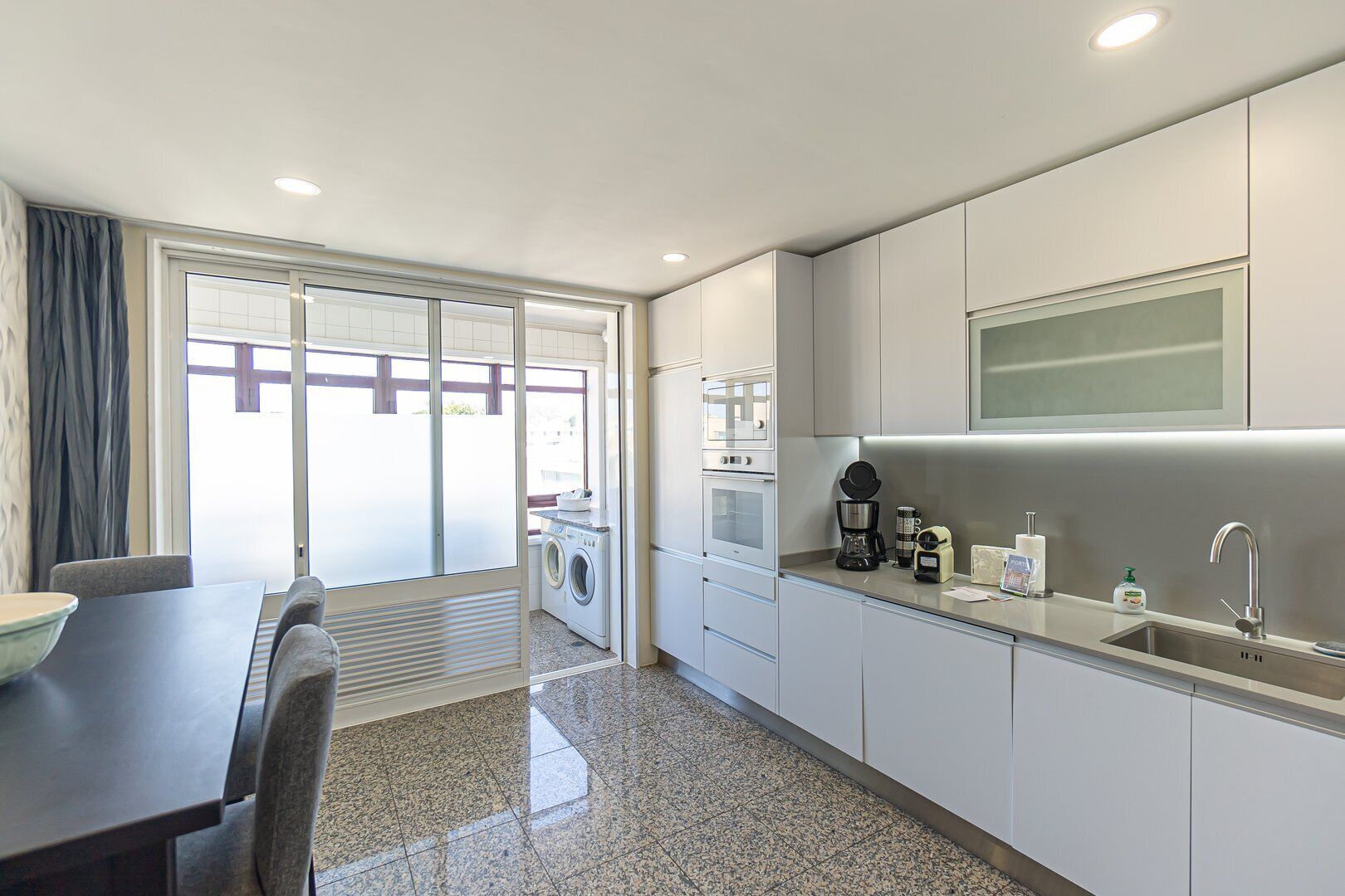 Refrigerador, microondas, horno y lavavajillas 