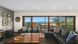 Fernseher, Kamin, Tischtennisplatte