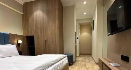 Skyline D : A Cozy Studio Apartment