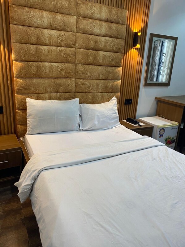 مكتب ومساحة عمل للكمبيوتر المحمول وواي فاي مجانًا