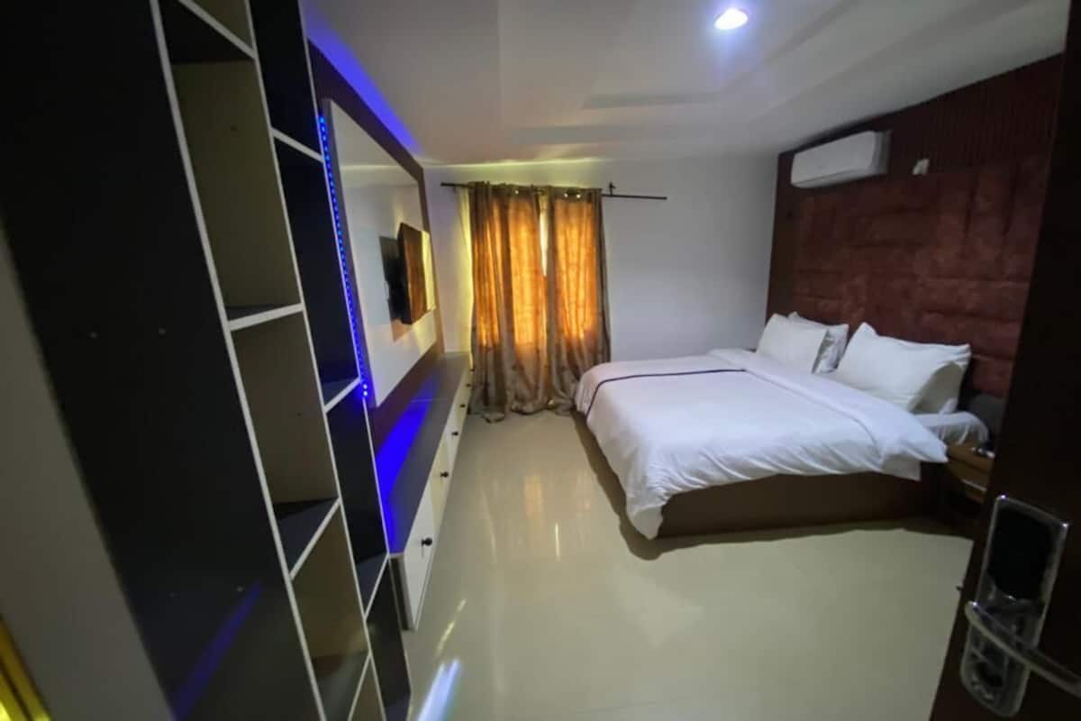 مكتب ومساحة عمل للكمبيوتر المحمول وواي فاي مجانًا