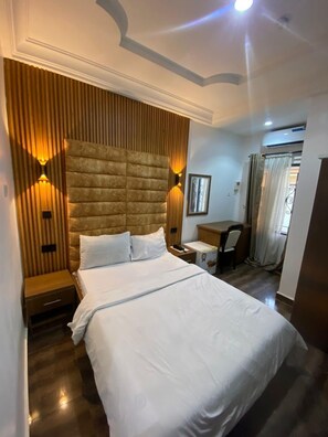 Classic Single Room | Desk, laptop workspace, free WiFi - Chateau De LaRay Hotel Apo (Abuja)