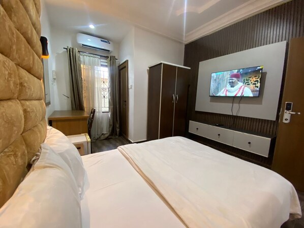 Desk, laptop workspace, free WiFi - Chateau De LaRay Hotel Apo (Abuja)