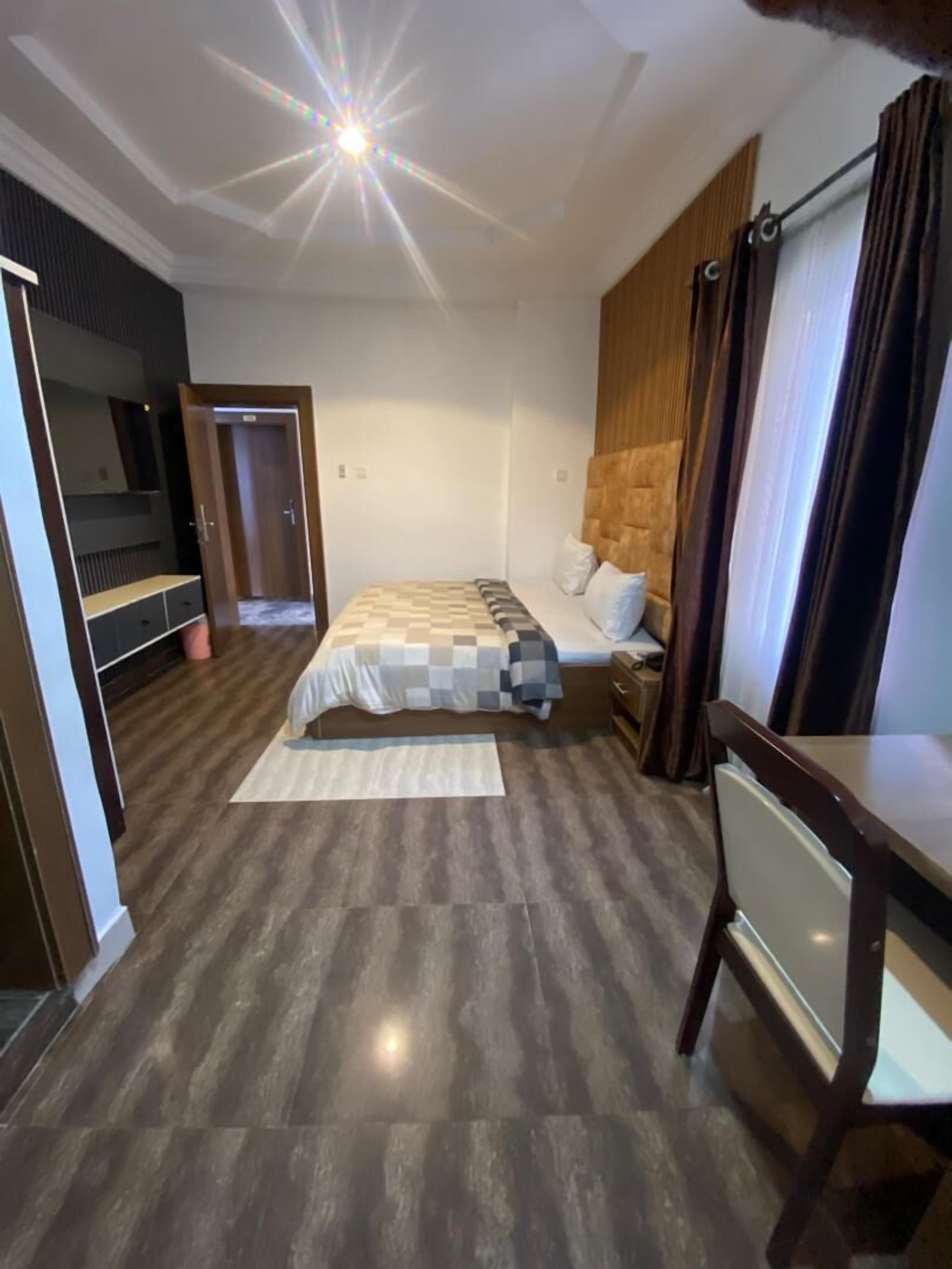 Comfort Room | Desk, laptop workspace, free WiFi