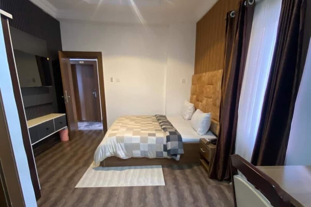 Comfort Room | Desk, laptop workspace, WiFi (free)