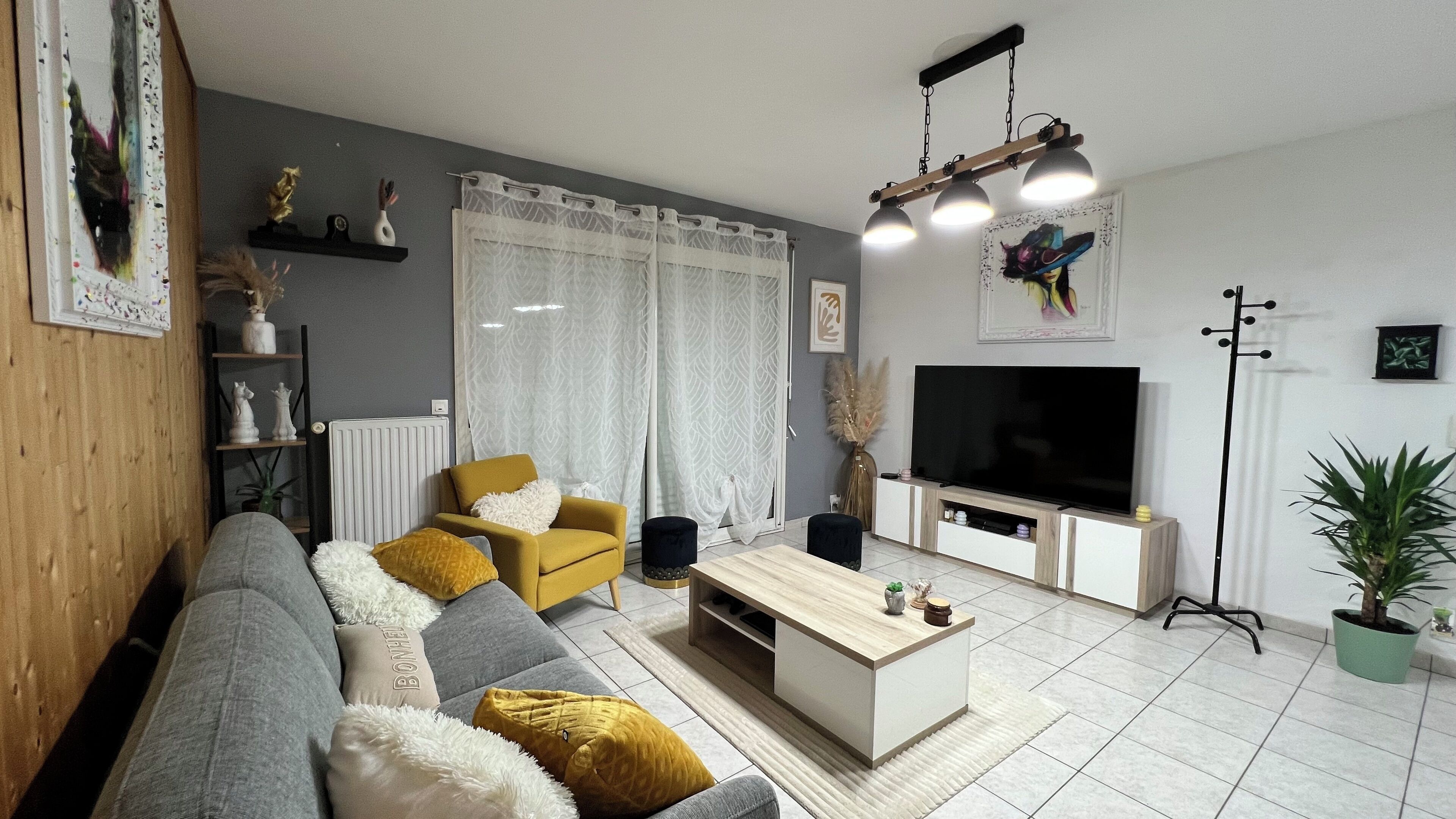 TV connectée, livres, vidéothèque