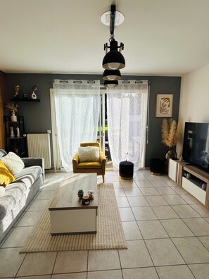 Smart TV, livros, videoteca