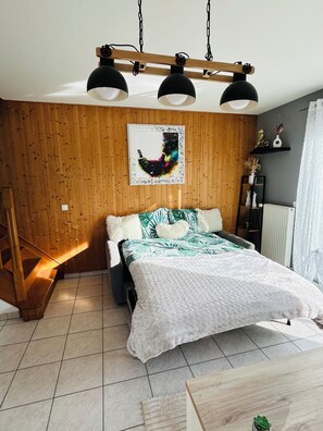 6 chambres, bureau, fer et planche à repasser, lit parapluie