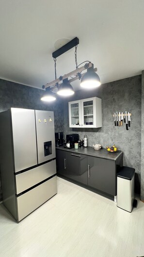 Geladeira, micro-ondas, fogão, cooktop