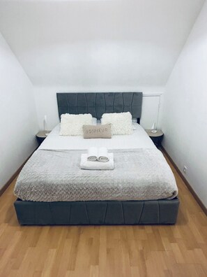 6 chambres, bureau, fer et planche à repasser, lit parapluie