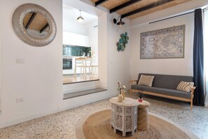 Smart TV, fireplace - Beautiful apartment in the heart of the Old Town a step away from the sea (Alghero)