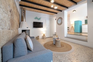 Smart TV, fireplace