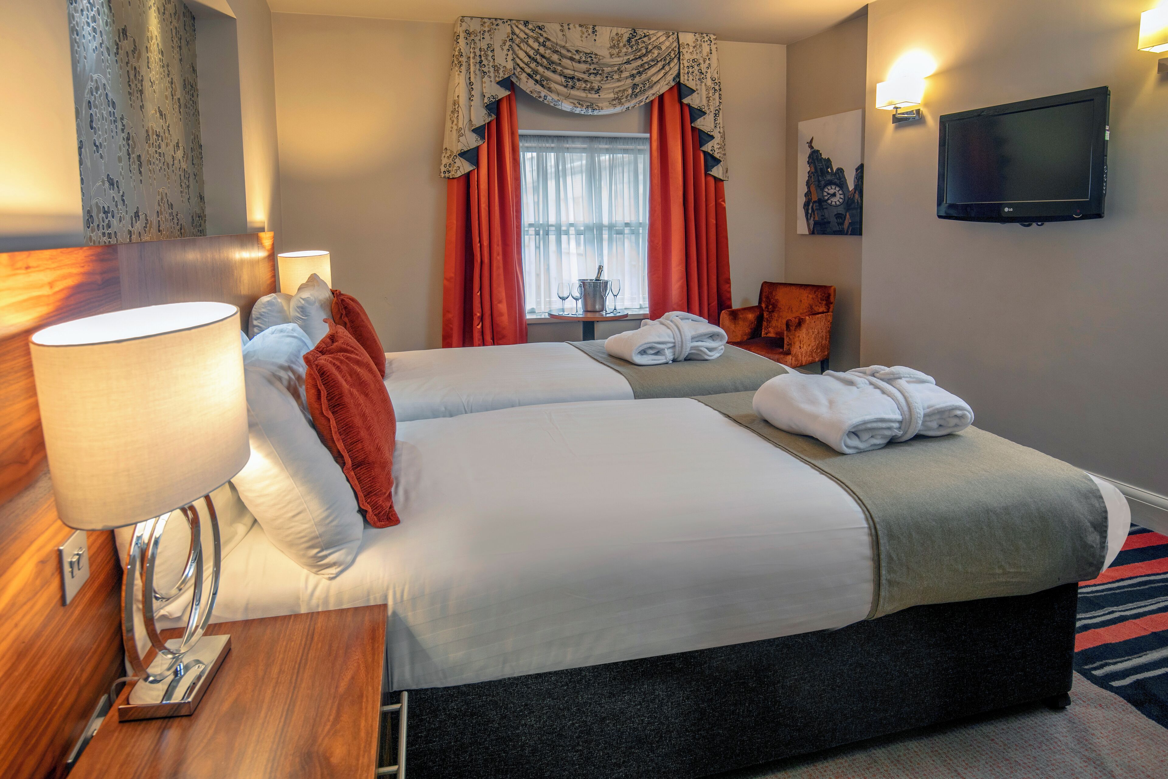 Caja de seguridad en la habitación y cortinas blackout 