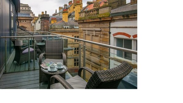 Superior Double Room with Balcony | Safe på rommet, blendingsgardiner og strykejern/-brett