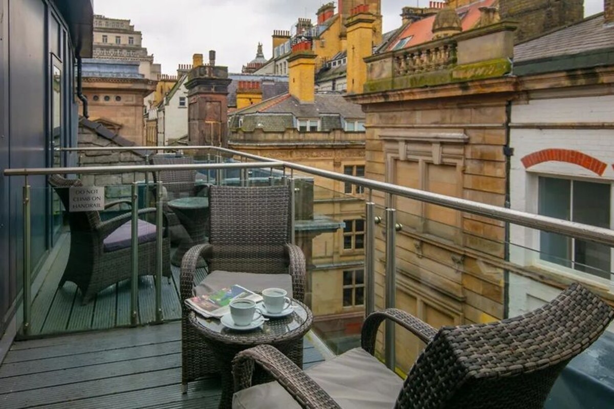Superior Double Room with Balcony | Safe på rommet, blendingsgardiner og strykejern/-brett