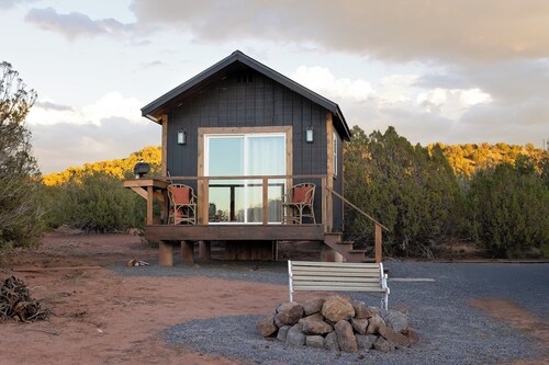 Serene 1-bedroom off-grid getaway with epic sunset, stars, and quiet