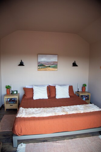 Serene 1-bedroom off-grid getaway with epic sunset, stars, and quiet