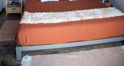 Serene 1-bedroom off-grid getaway with epic sunset, stars, and quiet