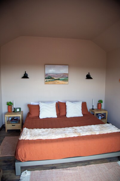 Serene 1-bedroom off-grid getaway with epic sunset, stars, and quiet