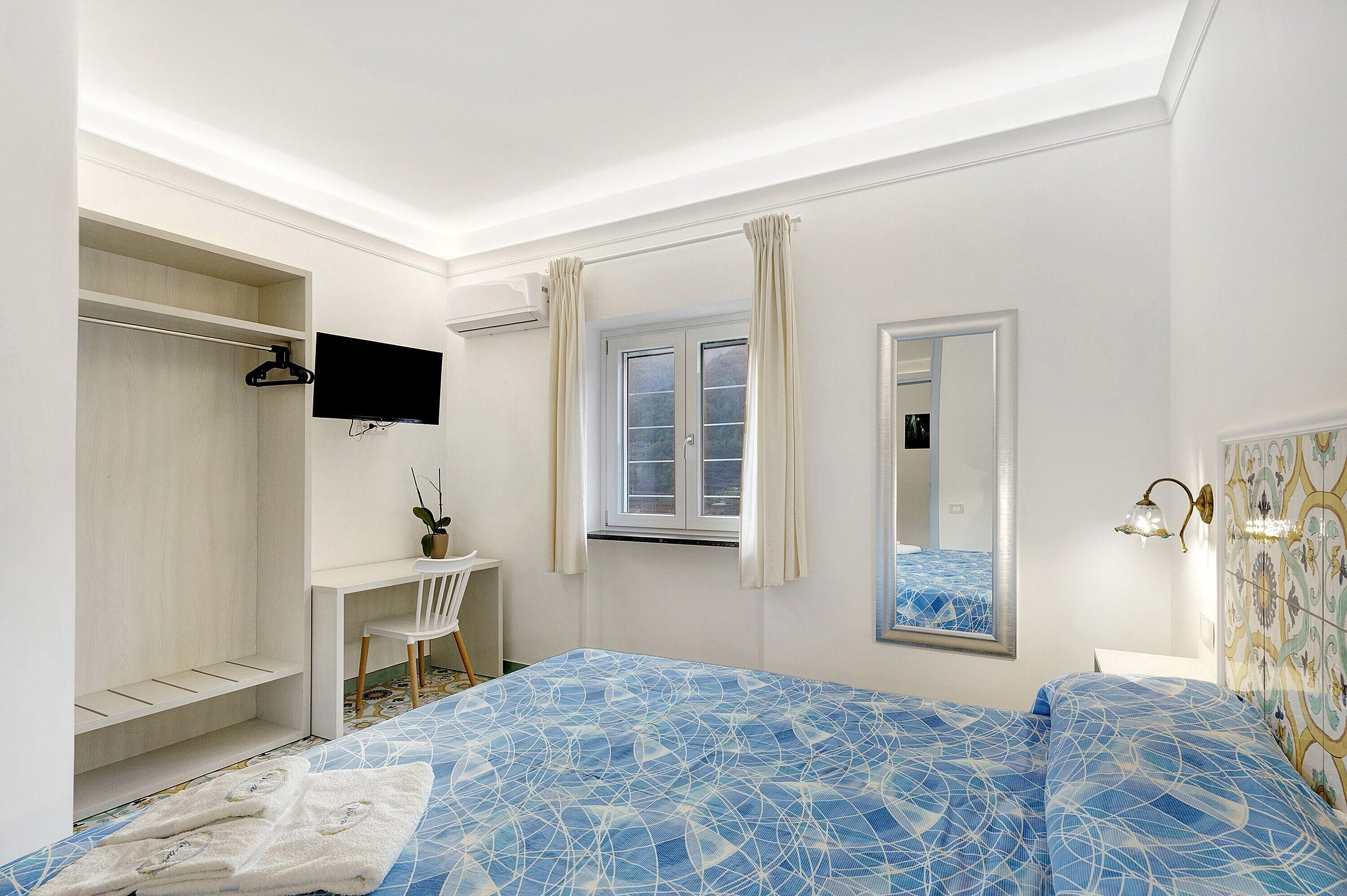 3 habitaciones, escritorio, tabla de planchar con plancha y wifi 