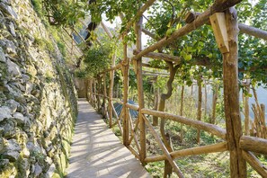 Property grounds - Holiday Home 'Vincanto Maiori Amalfi Coast' with Mountain View, Wi-Fi & Air Conditioning (Maiori)