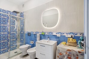 Ducha, artículos de tocador gratuitos, secador de pelo, batas