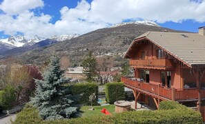 Exterior - Guest Room 'Chambre Izoard at the Datcha' with Mountain View, Private Terrace and Wi-Fi (Briançon)