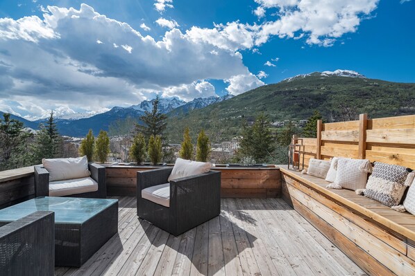 Property grounds - Guest Room 'Chambre Izoard at the Datcha' with Mountain View, Private Terrace and Wi-Fi (Briançon)