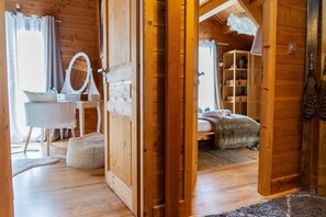 1 bedroom, iron/ironing board, WiFi, bed sheets - Guest Room 'Chambre Izoard at the Datcha' with Mountain View, Private Terrace and Wi-Fi (Briançon)