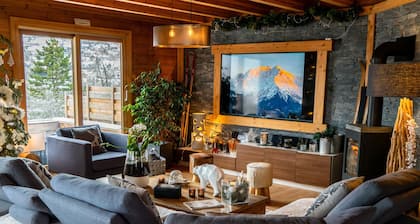 Chambre d'hÎtes 'Chambre Izoard au Datcha' avec vue sur la montagne, terrasse privée et Wi-Fi