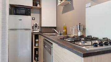 Kühlschrank, Mikrowelle, Herdplatte, Geschirrspüler