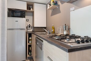 Réfrigérateur, micro-ondes, plaque de cuisson, lave-vaisselle