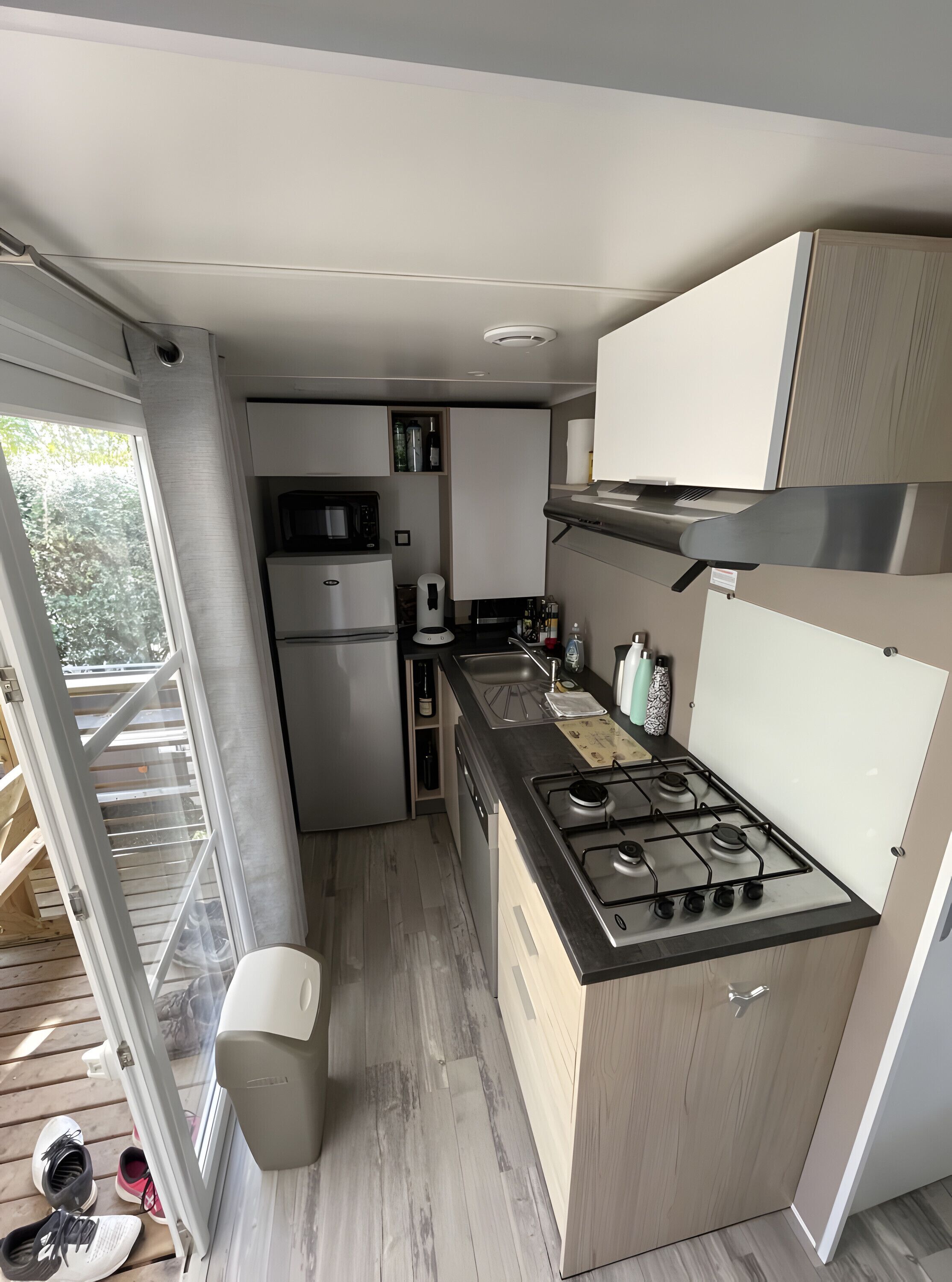 Réfrigérateur, micro-ondes, plaque de cuisson, lave-vaisselle