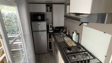 Réfrigérateur, micro-ondes, plaque de cuisson, lave-vaisselle