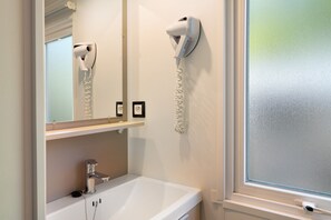 Douche, sèche-cheveux