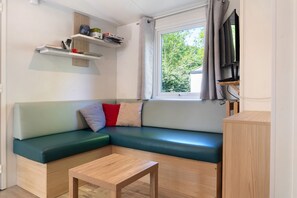 TV, ping pong - Air-conditioned Mobile Home, 3 Bedrooms – 6 Guests – Homair "Rivages des Landes" Campsite (Aureilhan)