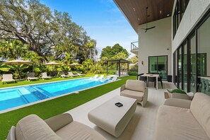 Una piscina al aire libre, una piscina climatizada
