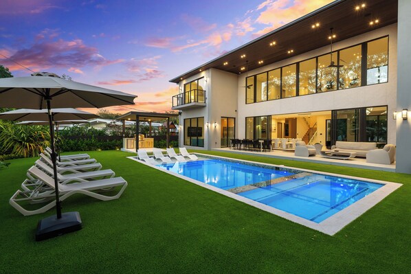 Una piscina al aire libre, una piscina climatizada