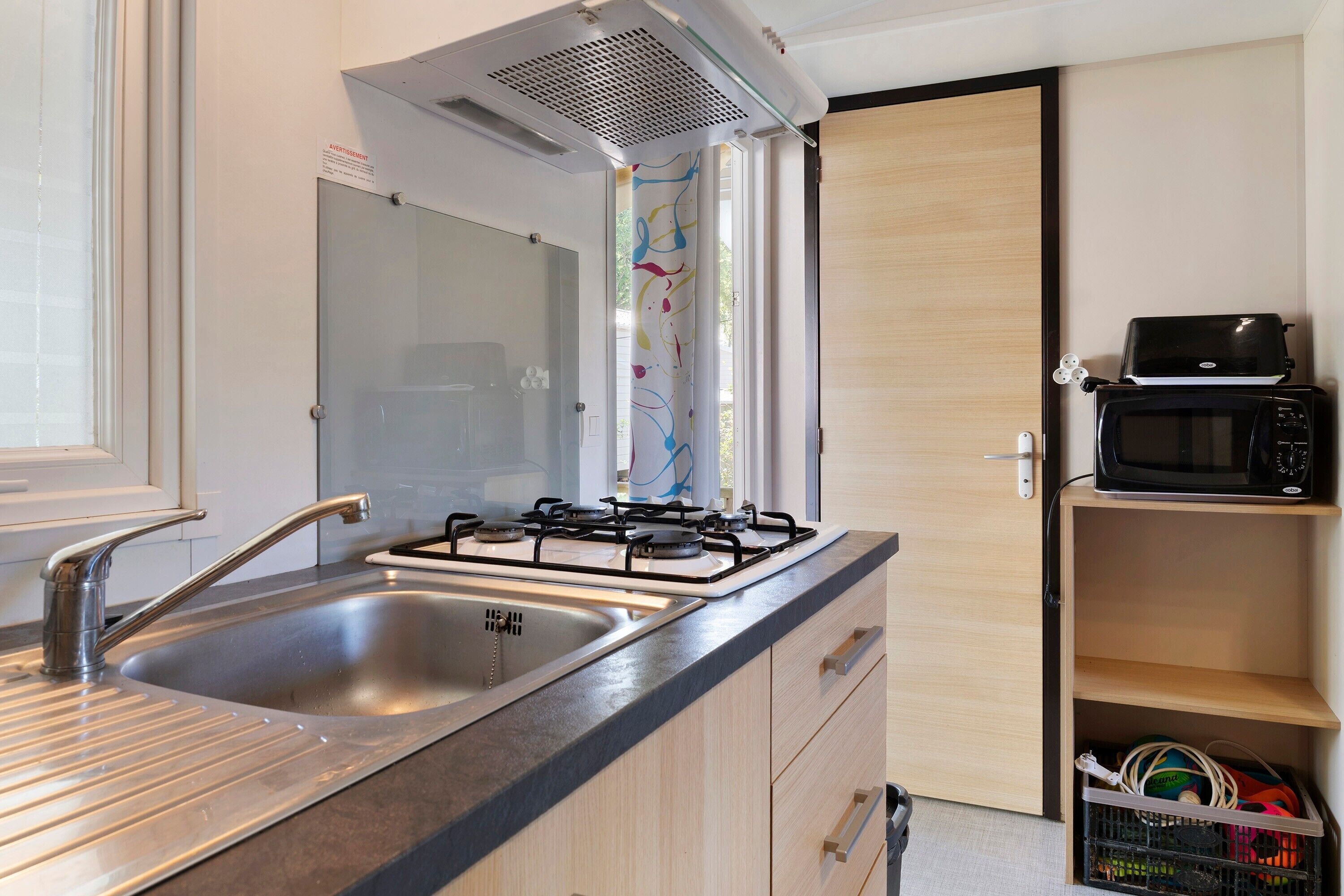 Kühlschrank, Mikrowelle, Herdplatte, Wasserkocher mit Kaffee-/Teezubehör