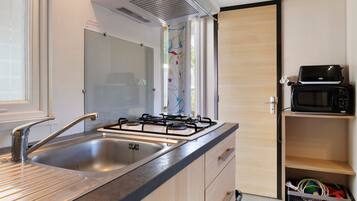 Kühlschrank, Mikrowelle, Herdplatte, Wasserkocher mit Kaffee-/Teezubehör