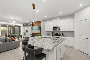 Kjøleskap, mikrobølgeovn, oppvaskmaskin og kaffetrakter/tekoker