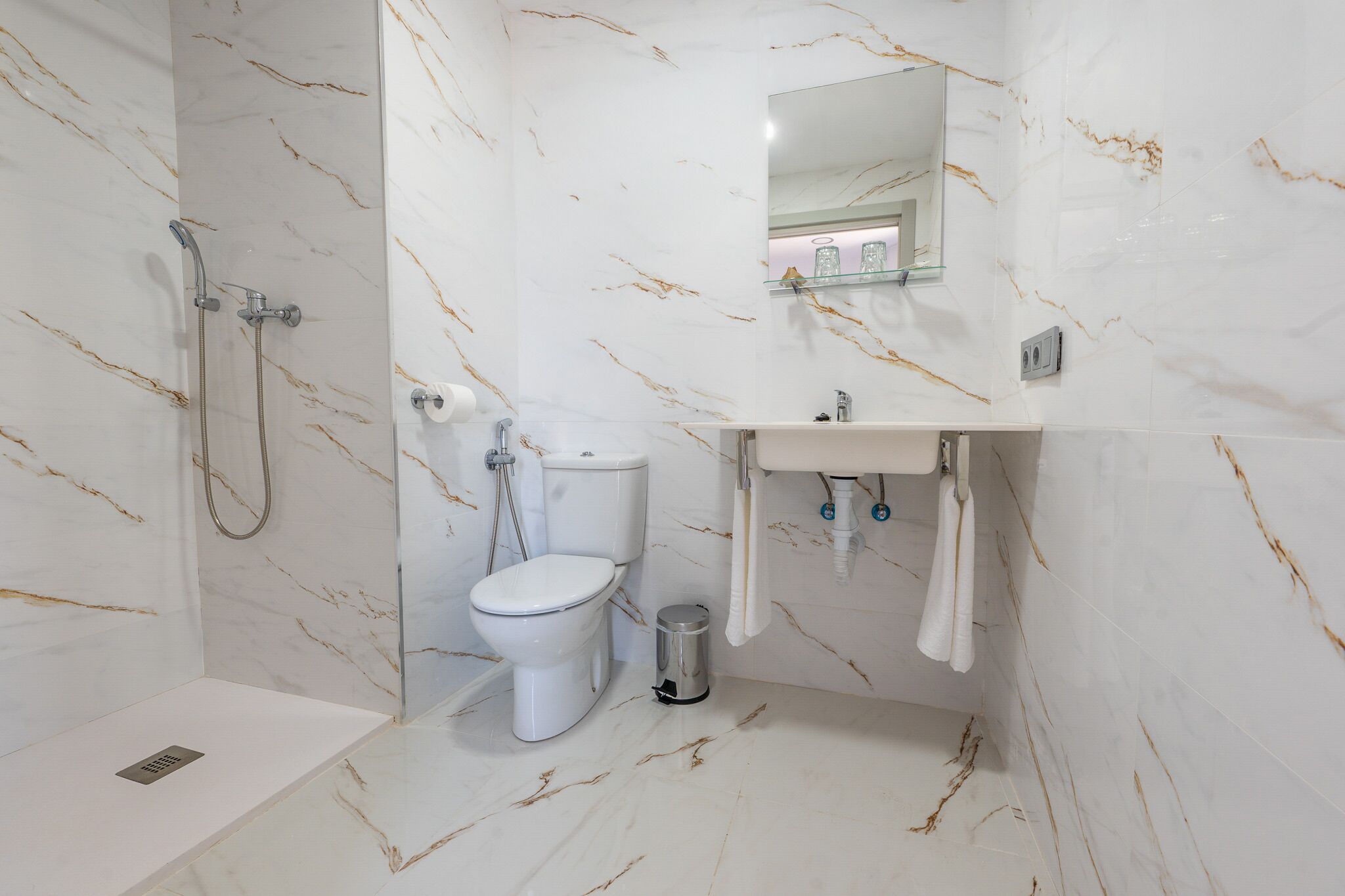 Deluxe tweepersoonskamer, balkon, uitzicht op stad | Een bureau, gratis wifi