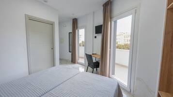 Chambre Double, vue ville | Bureau, Wi-Fi gratuit