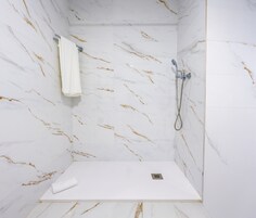Habitación Confort, vistas a la ciudad | Baño | Toallas, jabón, champú y papel higiénico
