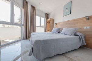 Habitación doble, vistas a la ciudad | Escritorio y wifi gratis