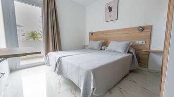 Habitación Deluxe doble, balcón, vistas a la ciudad | Escritorio y wifi gratis