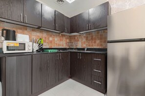 ثلاجة، ميكروويف، موقد طهي مسطح، محمصة خبز